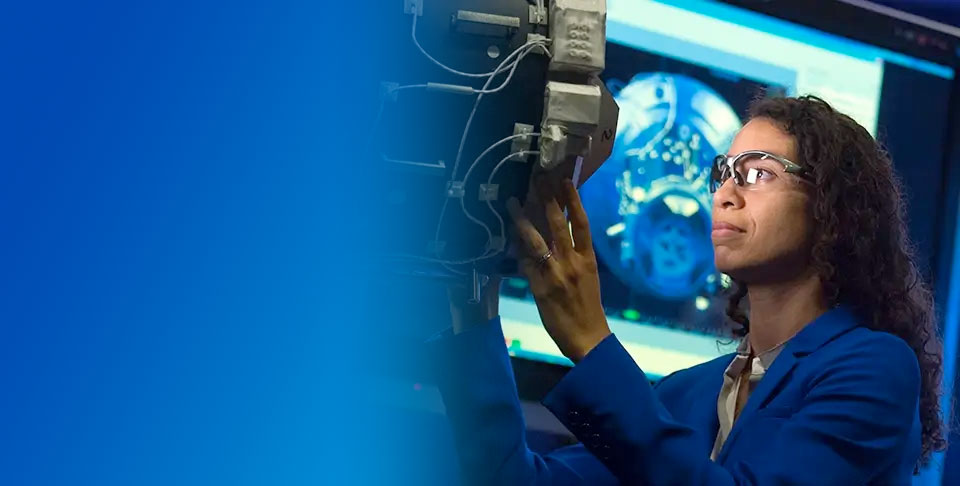 #金刚体育 #金刚真人 #金刚刮刮乐 #金刚弹珠 #金刚趣投 #金刚APP Woman working a scientific instrument looking to the left